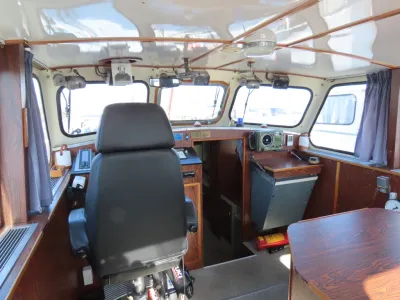 interieur van stuurhut met stoel en ramen