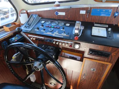 stuurhuis met bedieningspaneel en stuurwiel