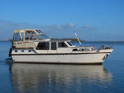 motorjacht op rustig water met weerspiegeling