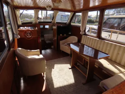 interieur van houten salon met eettafel