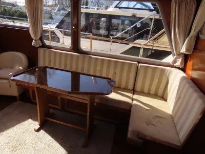 interieur met eettafel en hoekbank bij raam