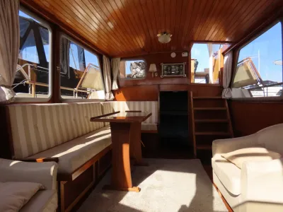 interieur salon met zitplaatsen en tafel