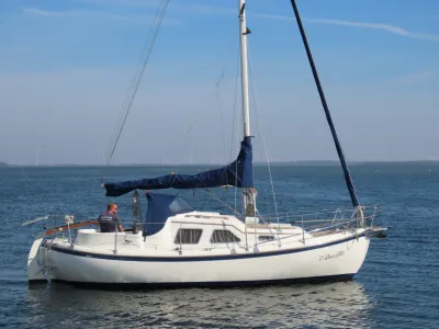 zeilboot op rustig water