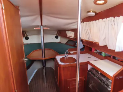 kajuitinterieur met zitje en kombuis