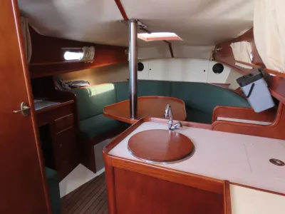 cabine-interieur met kombuis en zitjes