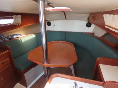 kajuitinterieur met tafel en rondzit