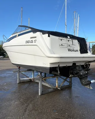 Motorboot op bok in buitenopslag