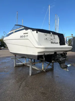 motorboot op bok in jachthaven
