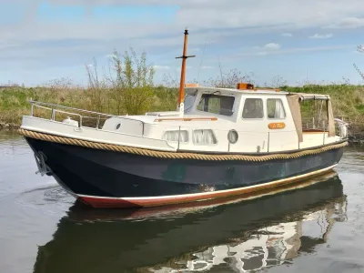 witte en donkerblauwe vlet op kalm water