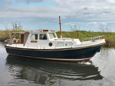 motorvlet op kanaal bij grasoevers