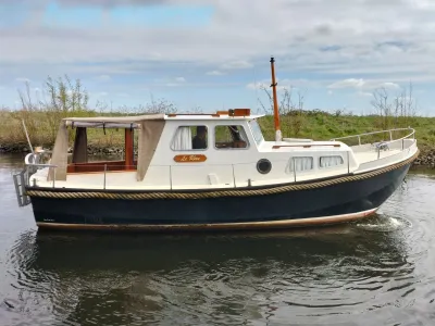 zijaanzicht van een vlet op rustig water