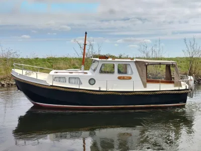 witte en blauwe vlet op rustig water