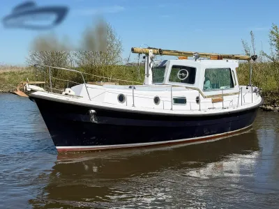 wit motorjacht op rivier