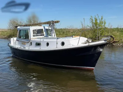 motorjacht in het water bij oever