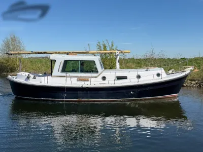 motorjacht op kanaal bij helder weer