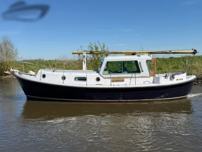 motorboot in profiel op rustig water