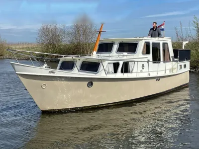 motorjacht op stil water met bemanning