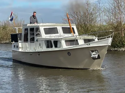 motorjacht op rivier met persoon op dek