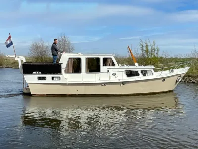 motorjacht op rivier met man op het dek