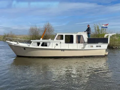 wit motorjacht op rustig water