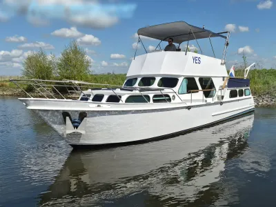 motorjacht aan het water bij oever