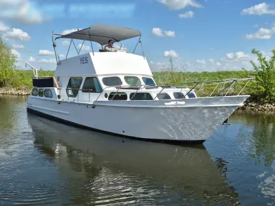 witte kruiser op rustig water