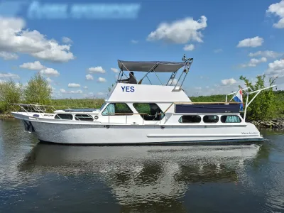 wit motorjacht op rustig water