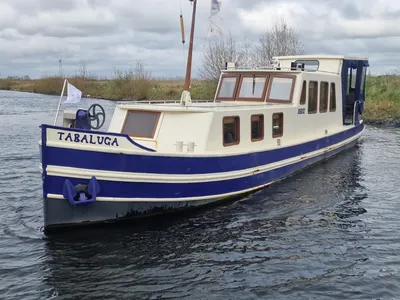 blauwe en witte motorboot op water