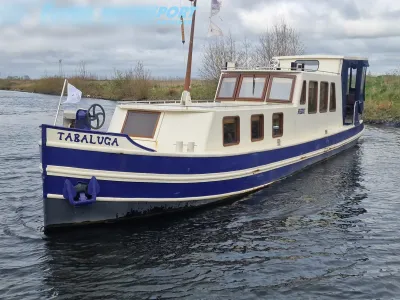 motorboot op kanaal met kajuit
