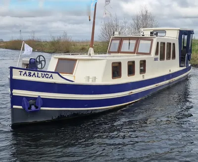 klassieke motorboot op het water