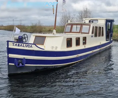 motorboot op kanaal met kajuit