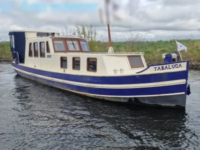 klassieke motorboot op kanaal
