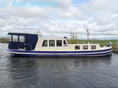 langwerpige motorboot op een rivier