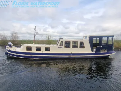 Motorjacht zijaanzicht op vaarwater