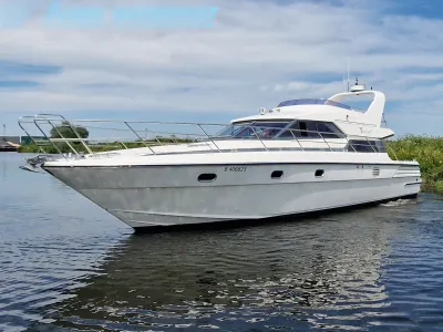 wit motorjacht op rustig water