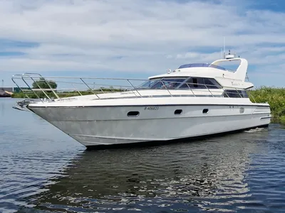 wit motorjacht varend op water