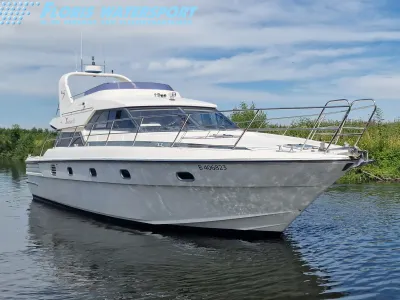 wit motorjacht op stil water
