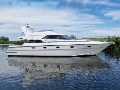 wit motorjacht in water met wolkenlucht