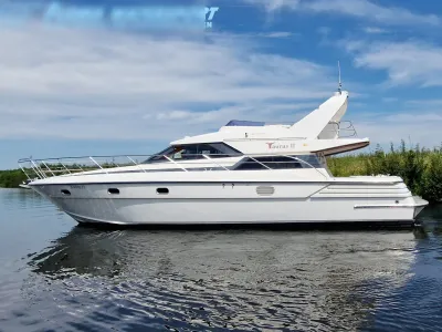 wit motorjacht op stil water