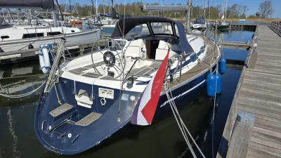 zeilboot afgemeerd bij houten steiger