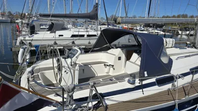 zeiljacht in jachthaven, cockpit zichtbaar