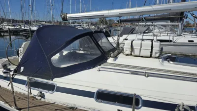 zeilboot aan de steiger met kap over kuip