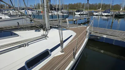 Voorsteven en dek van zeiljacht in jachthaven