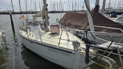 zeiljacht aangemeerd in een jachthaven