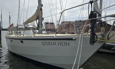 zeiljacht afgemeerd in een jachthaven