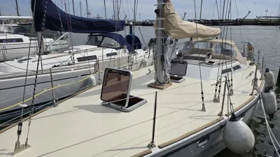 zeiljacht in een jachthaven, dek zichtbaar