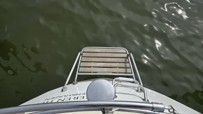 bovenaanzicht van boeg en zwemladder