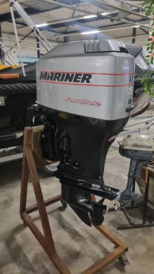 buitenboordmotor op standaard in hal