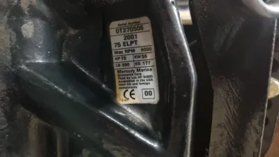 close-up van motorplaatje en behuizing