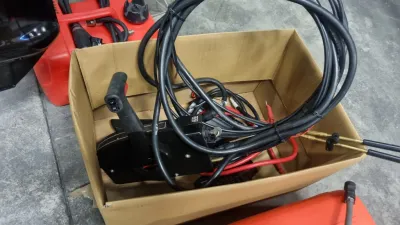 bedieningshendel en kabels in doos